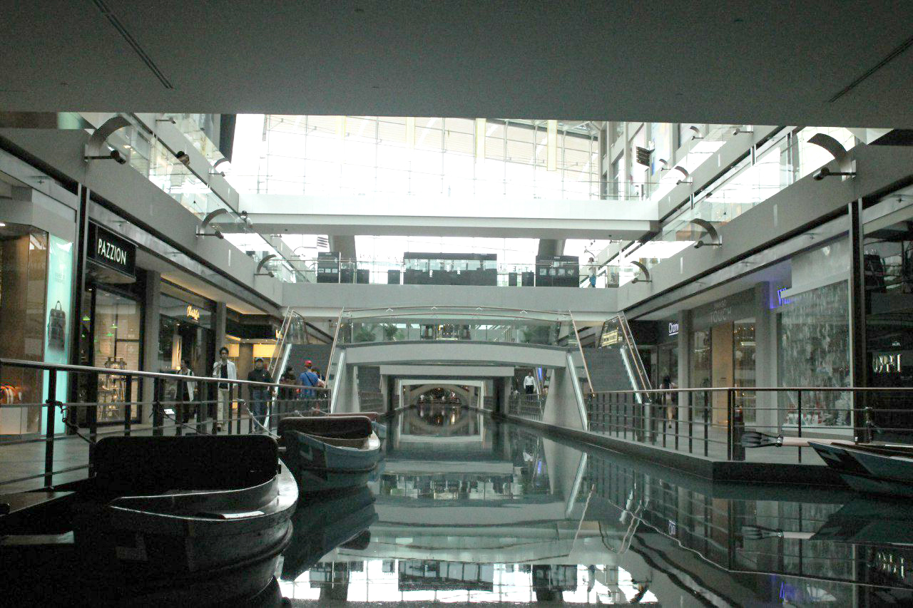 Marina Bay Sands - Sampan Ride (Canal Boat Ride)