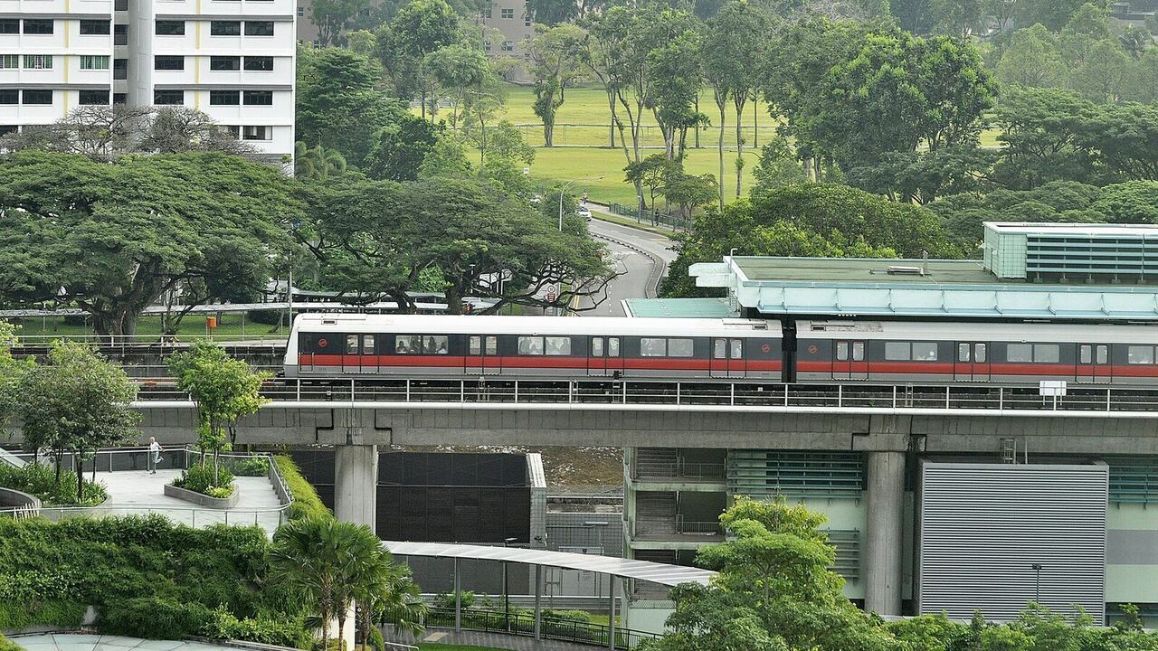 Getting Around Singapore: MRT, Buses, Taxis & Tourist Passes Explained (2026)
