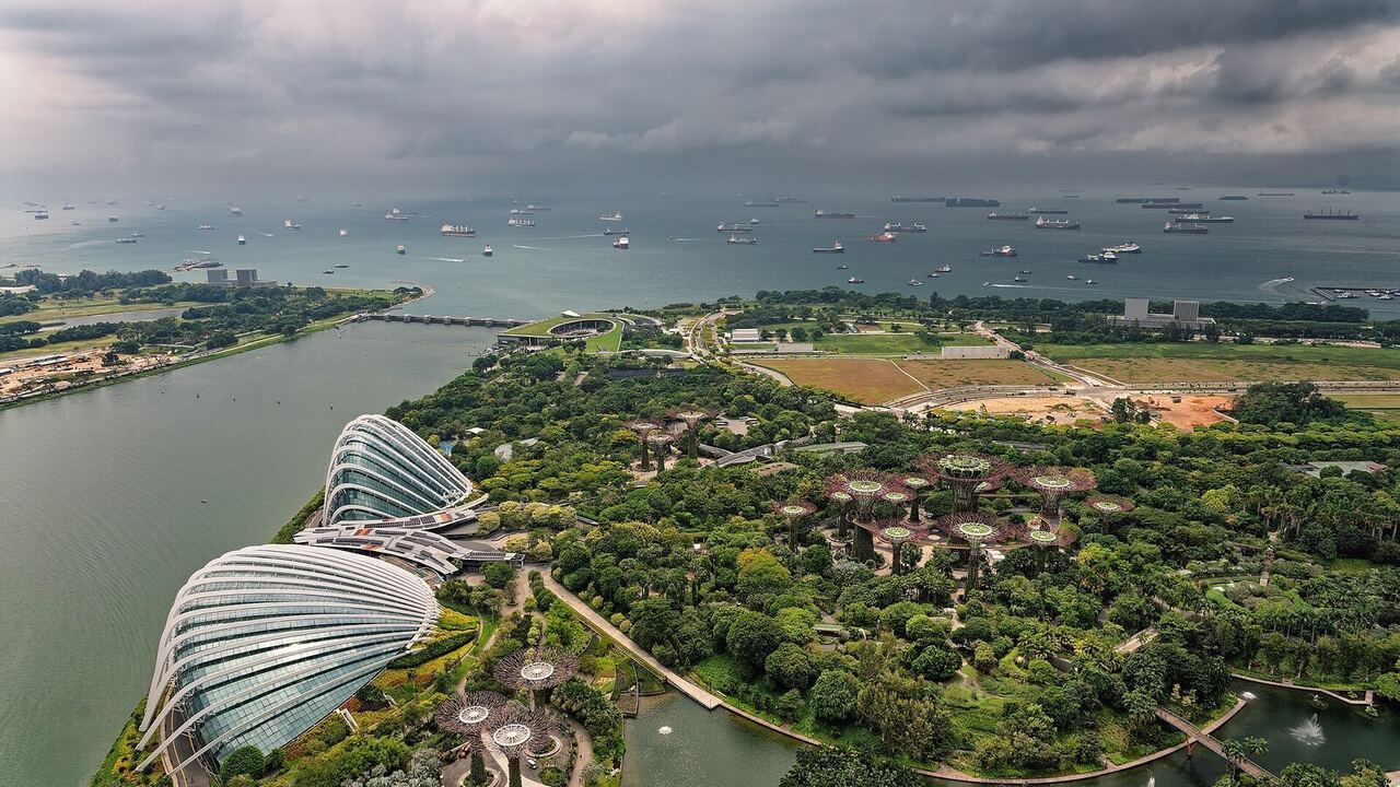 Singapore at Night: Light Shows, Night Markets, Rooftop Bars & River Cruises